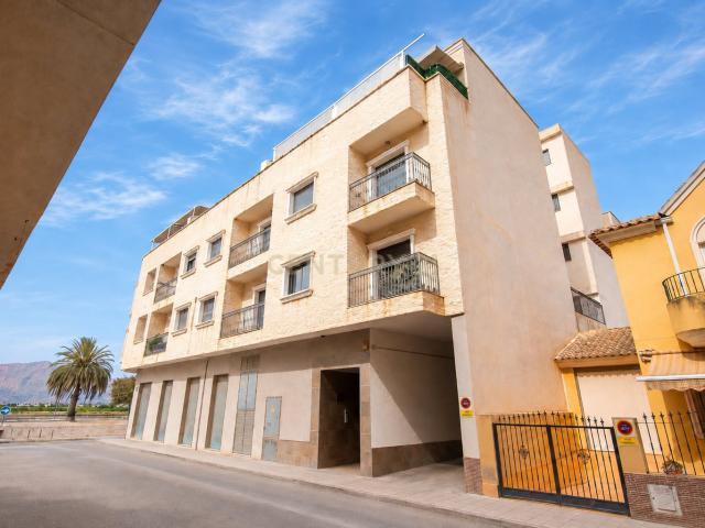 Piso amplio con terraza, ascensor y piscina comunitaria en Bigastro