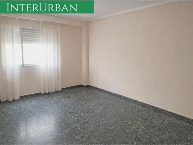 Piso amplio con terraza de 60 m2 en pleno centro de Benissanó — 4 habitaciones y ascensor