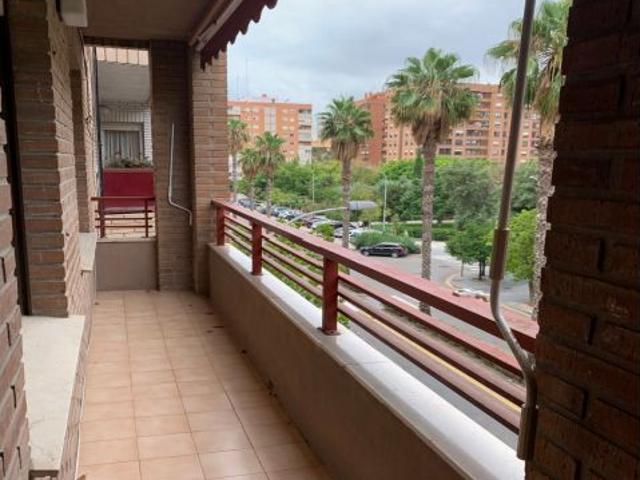 PISO AMPLIO DE 4 HABITACIONES Y 2 BAÑO, A POCA DISTANCIA DE UNIVERSIDADES