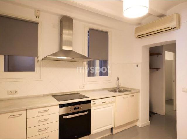 Piso amplio en finca clásica junto al Born y Port Vell