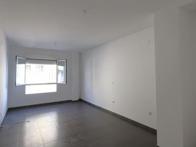 Piso bajo en pleno centro de Cúllar Vega con garaje incluido
