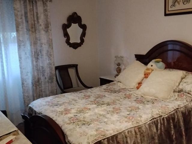 PISO BAJO EN VENTA CON TERRAZA Y PATIO EN LA ZONA DE PARQUE AZAHARA