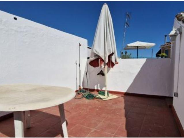Piso casco Antiguo de Badajoz sin amueblar con tres dormitorios y terraza independiente