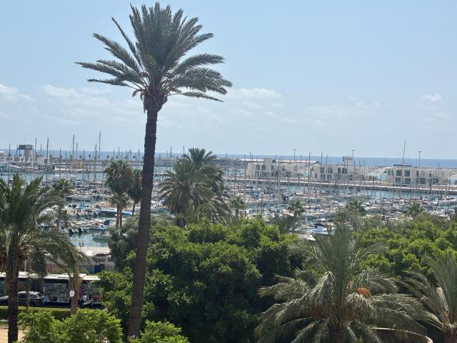 Piso céntrico con garaje y vistas laterales al puerto, 4 habitaciones y 2 baños completos