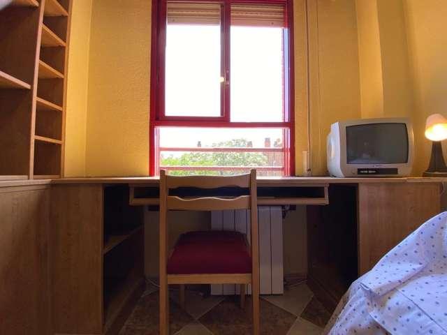Piso compartido de 7 habitaciones en Entrevías, Madrid