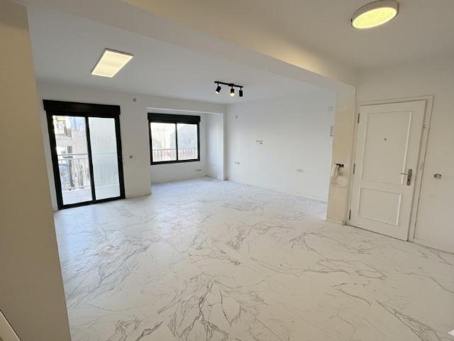 Piso completamente reformado – 3 habitaciones, balcón y vistas parciales al mar