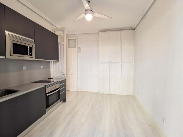 Piso con 3 balcones a la calle Zona Salesas