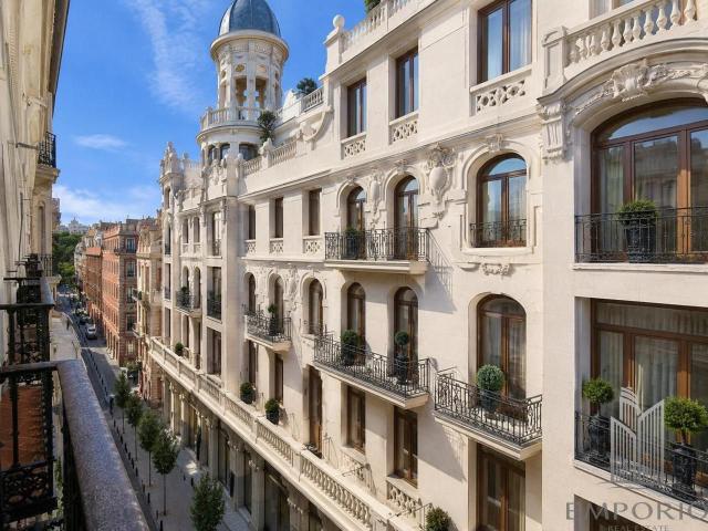 Piso con 3 balcones frente al futuro SLS Infantas