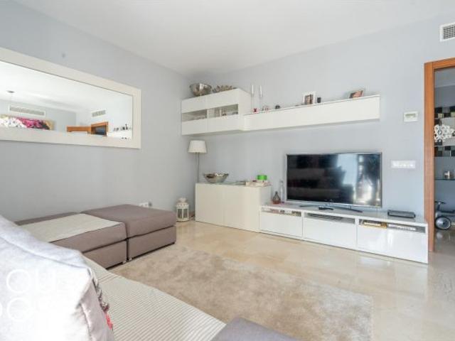 Piso con 3 habitaciones y 2 baños en zona colegios