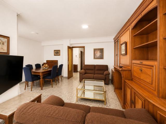 Piso con 3 habitaciones cerca de Angel Guimera
