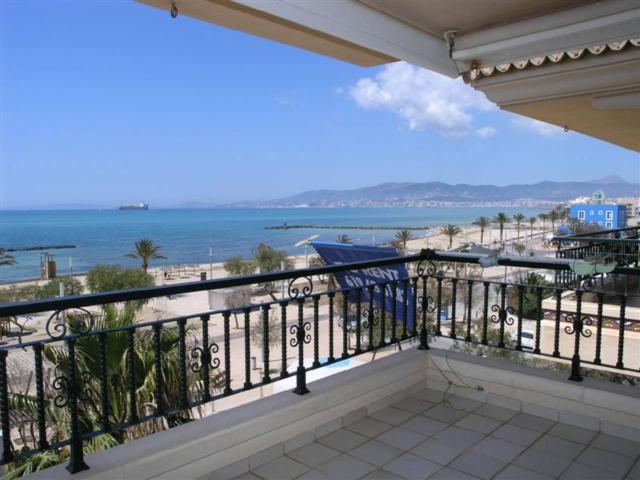 Piso con terraza en primera línea de playa