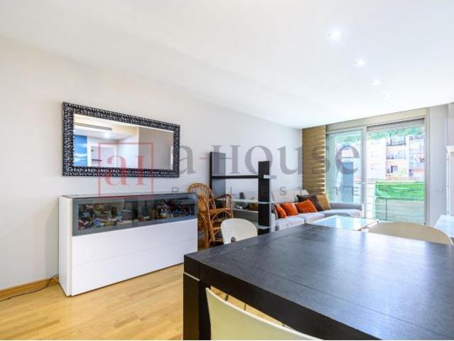 PISO CON TERRAZA PRIVADA DE 60M2, EN CALLE PEATONAL Y LISTO PARA ENTRAR A VIVIR EN LA NOVA ESQUERRA