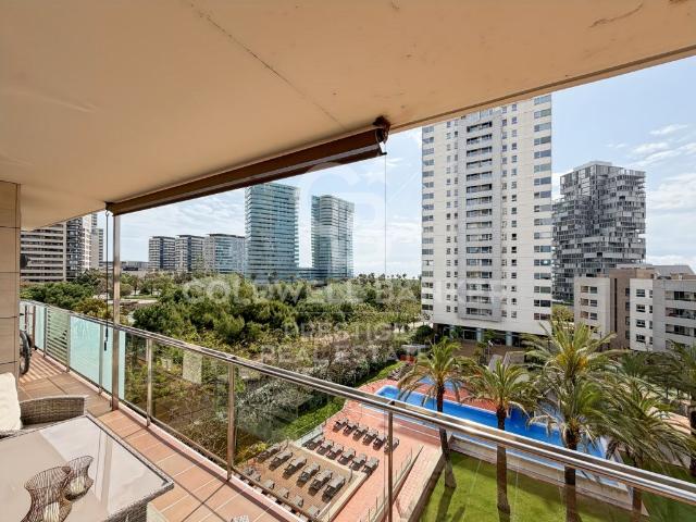 Piso con terraza, vistas al mar, piscina, gym y pádel 136m² Barcelona