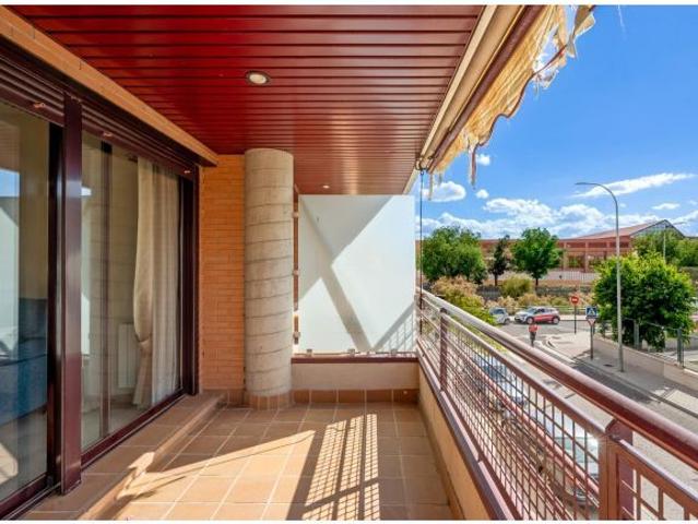PISO CON TERRAZA Y GARAJE EN EDIFICIO ATHENEA!