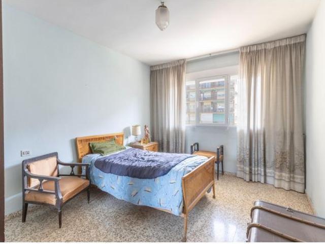 Piso con terraza y gran potencial junto a Camino de Ronda
