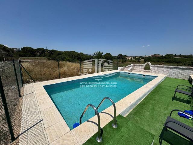 Piso con terreno y piscina en alquiler en Roquetes