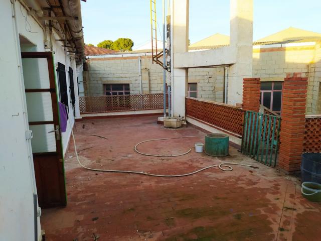 Piso con un bajo hecho vivienda y garaje
