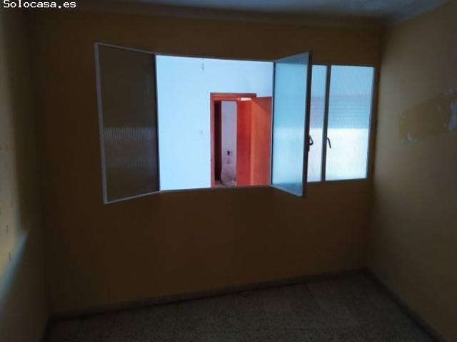 Piso con un bajo hecho vivienda y garaje