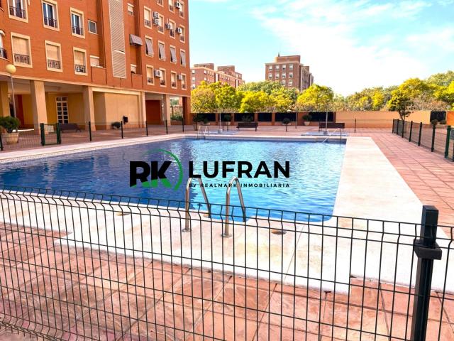Piso con urbanización y garaje en ciudad jardín
