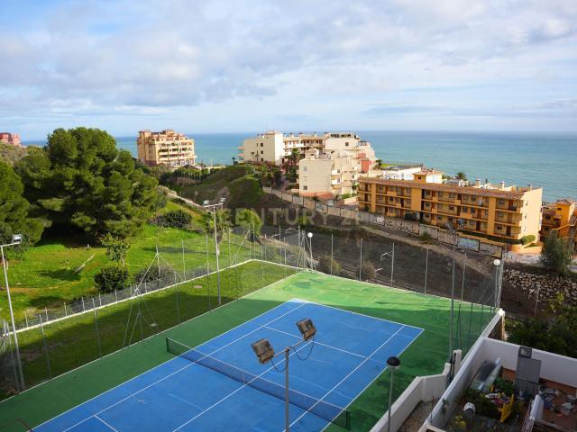 Piso con vistas al mar, garaje y piscina en Carvajal