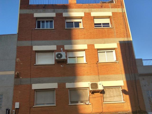 Piso con anejos en C/ Enrique Morera