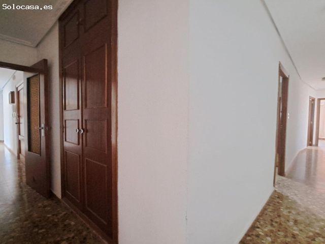 Piso con ascensor de cuatro dormitorios en zona céntrica