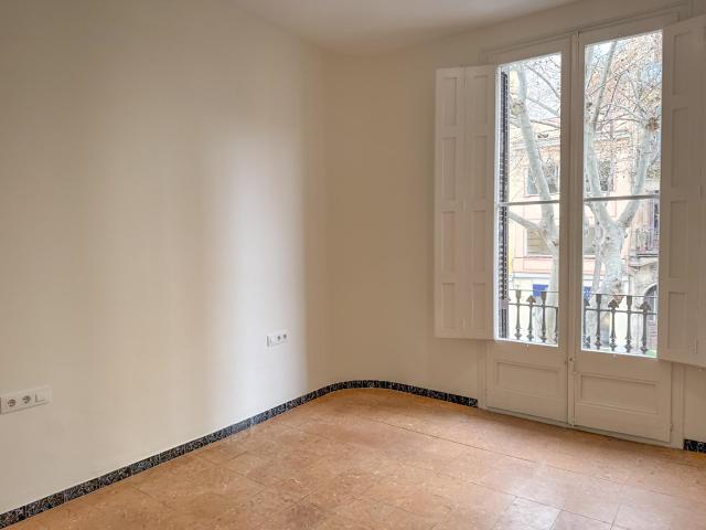 ✨ Piso con ascensor reformado parcialmente con terraza en el corazón de Sants