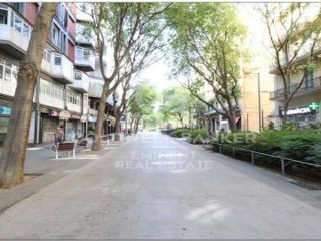 Piso con balcón en calle peatonal junto al Mercado de Sant Antoni