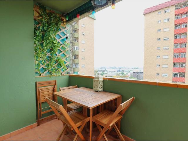 PISO CON BALCON Y VISTAS DESPEJADAS