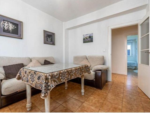 Piso con cuatro dormitorios y dos baños junto al Hipercor