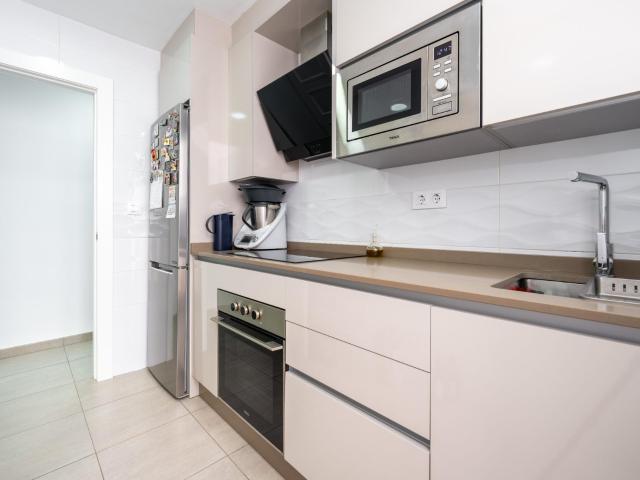¡PISO CON ENCANTO TOTALMENTE REFORMADO. ZONA CALZADA DE CASTRO!