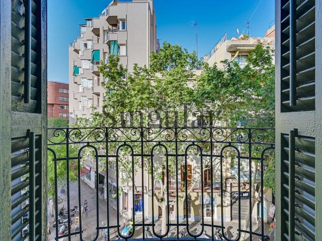 Piso con esencia modernista y alto potencial en finca clásica