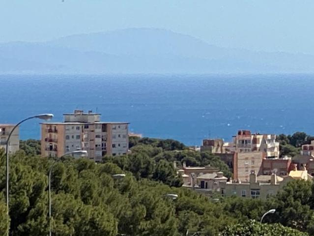 Piso con espectaculares vistas al mar. Con plaza de garaje y trastero