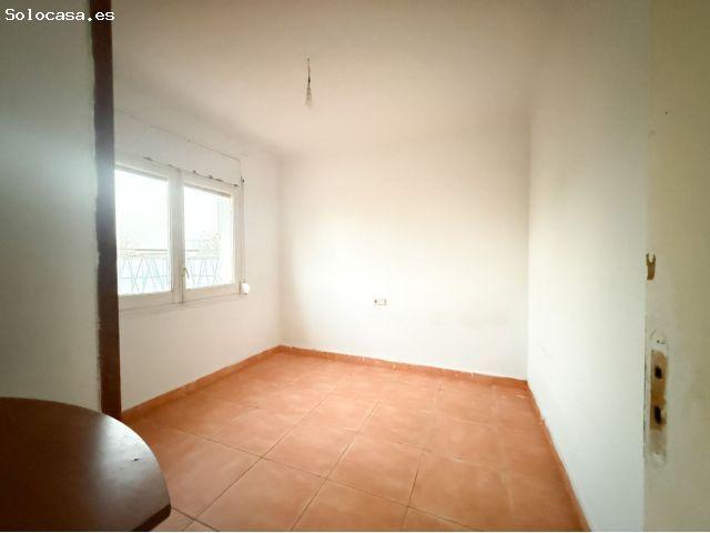 Piso con gran salón y terraza un enorme potencial a un paso