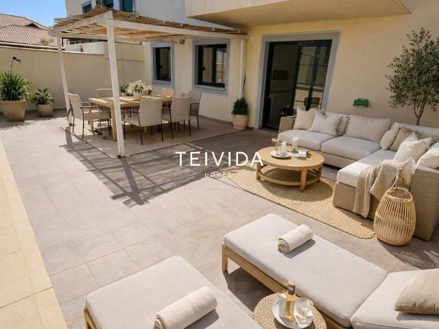 ¡Piso con gran terraza privada, garaje y piscina comunitaria. 121m² San Miguel
