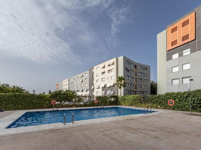 Piso con luz, vistas despejadas y urbanización ideal para familias en Alhendín