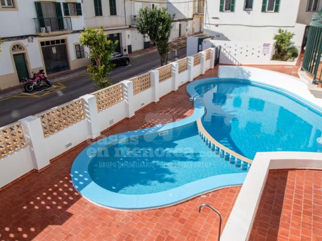 Piso con parking y piscina en Es Castell