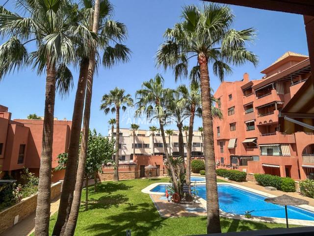 Piso con piscina y pista de pádel a un paso de la playa en Aguadulce Sur