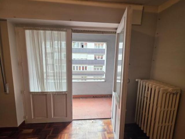 Piso con Potencial en el Corazón de Avilés ¡Aprovecha esta Oportunidad! Cómpralo por 690€ / mes