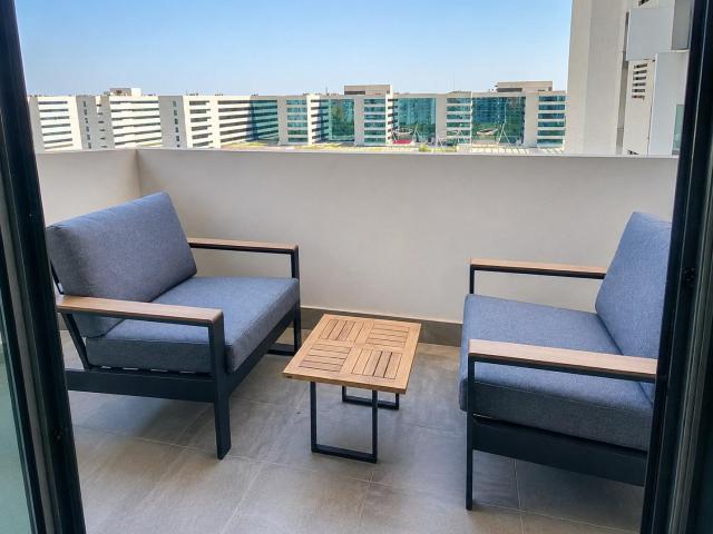 Piso de obra nueva con terraza, vistas al mar, garaje y piscina en Malilla