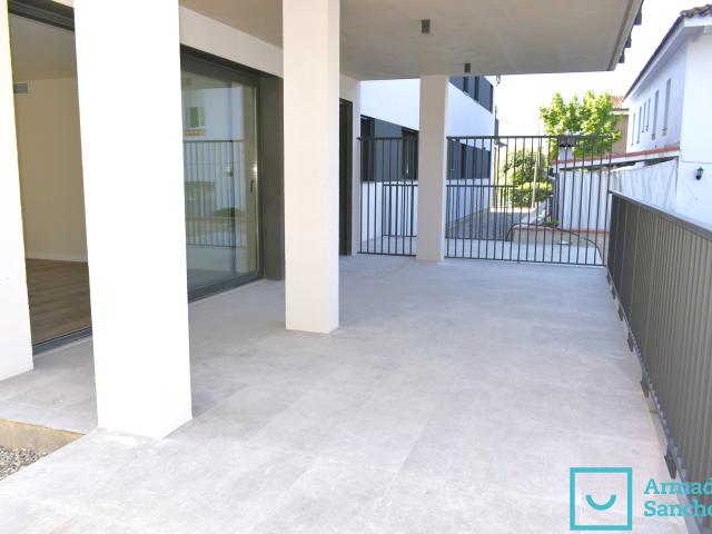 Piso de obra nueva a tres vientos en Tiana, con gran espacio exterior, aerotermia y plaza de parking con cargador eléctrico