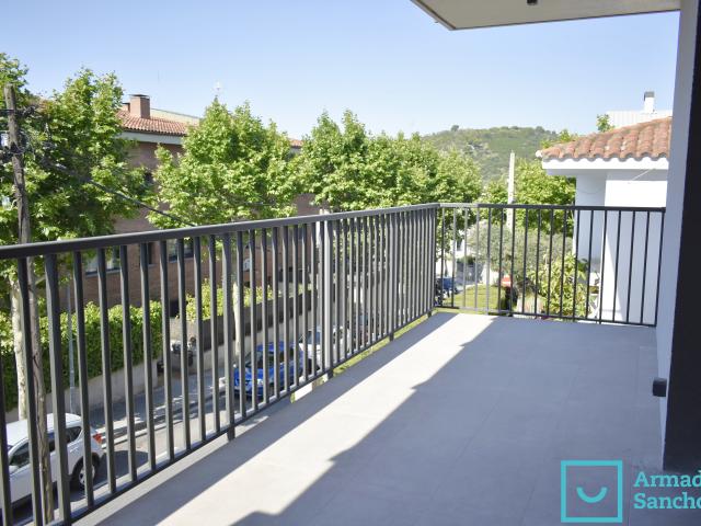 Piso de obra nueva de 105 m con vistas al mar, terraza y parking en Tiana