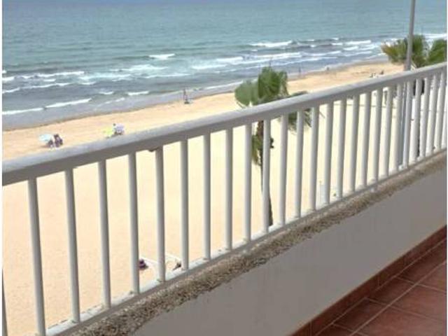 Piso de alquiler anual con vistas frontales al mar