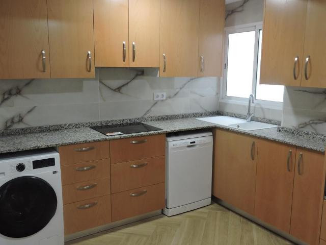 Piso de alquiler de 4 habitaciones, 2 baños y balcón en Marxalenes