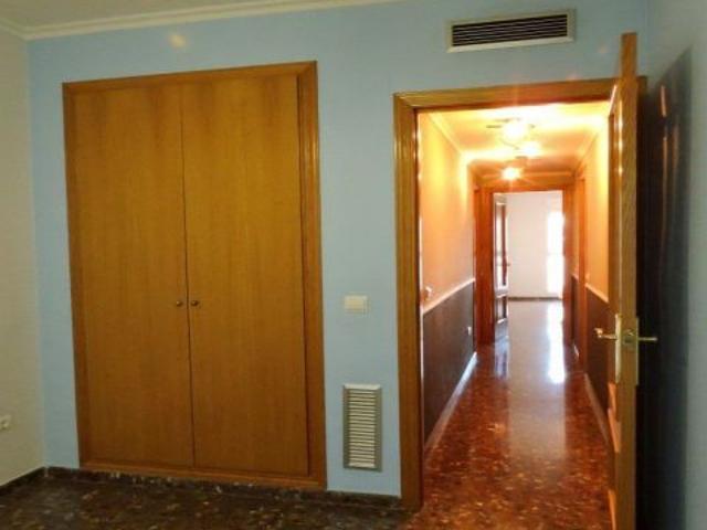 Piso de alquiler en Benicalap de 3 habitaciones, 2 baño, balcón y garaje