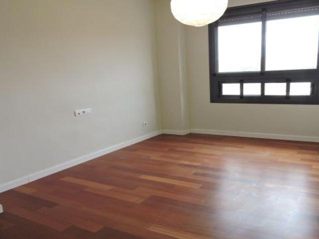 Piso de alquiler en la Nueva Benicalap de tres habitaciones, dos baños, con piscina y garaje