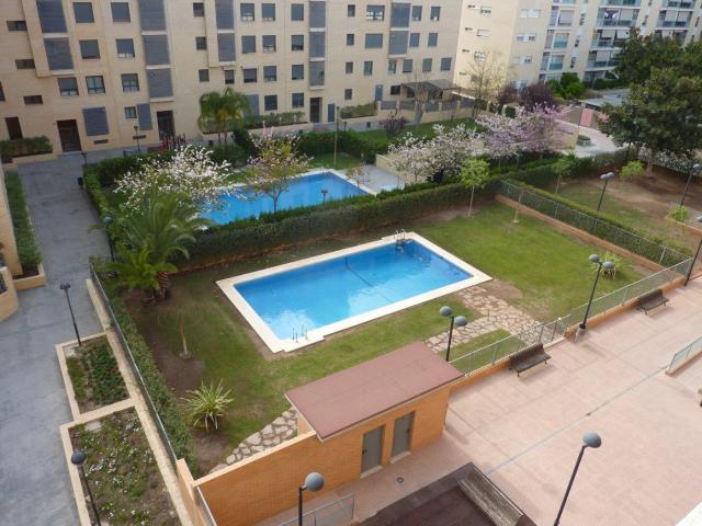 Piso de alquiler en la Nueva Benicalap de tres habitaciones, dos baños, con piscina y garaje