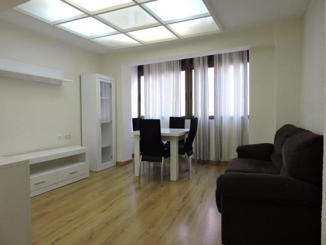 Piso de alquiler en Torrefiel de 3 habitaciones y balcón