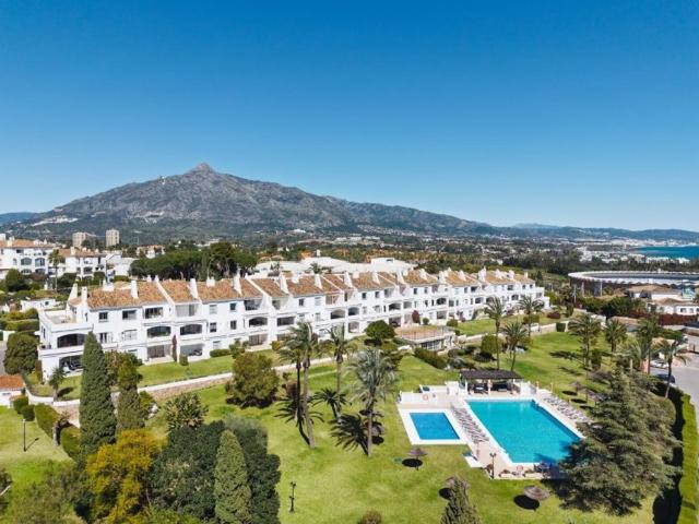Piso de alto standing de 107 m2 en venta en Nueva Andalucia centro, Marbella, Málaga, Andalucía