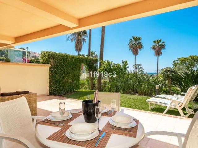 Piso de alto standing de 107 m2 en venta en Elviria, Marbella, Málaga, Andalucía